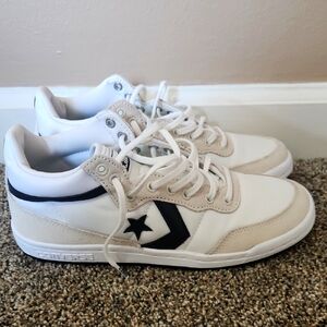 Women's Size 7 Converse Sneakers